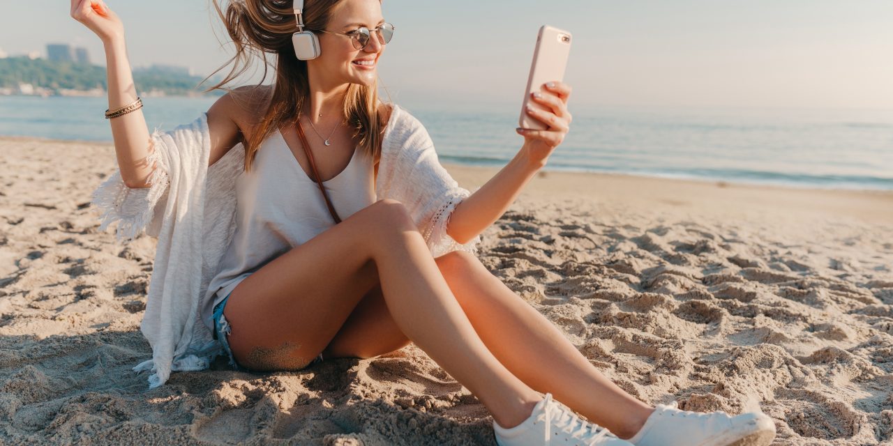 https://www.sorridibene.it/wp-content/uploads/2021/06/young-attractive-blond-smiling-woman-taking-selfie-photo-phone-vacation-sitting-beach-1280x640.jpg
