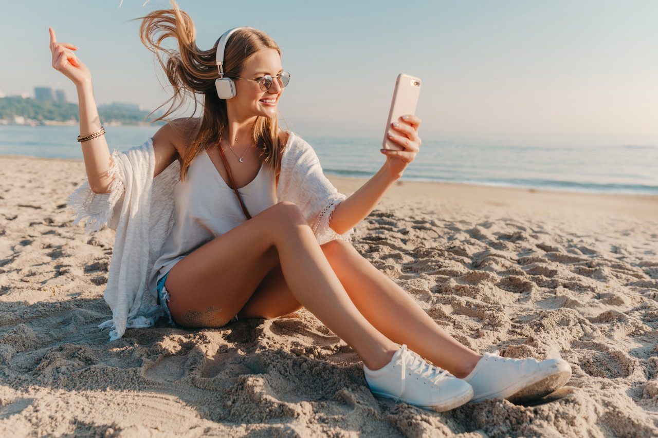 https://www.sorridibene.it/wp-content/uploads/2021/06/young-attractive-blond-smiling-woman-taking-selfie-photo-phone-vacation-sitting-beach-1280x853.jpg